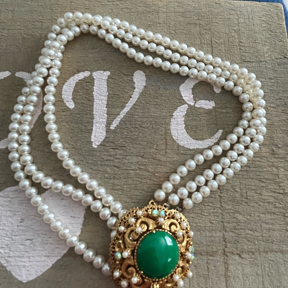 FLORENZA Elegant Pearl Necklace with Gold and Green Pendant